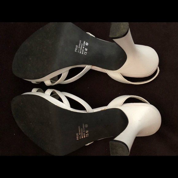 Mudd white sandals, never worn. Size 7.5. - Picture 4 of 7